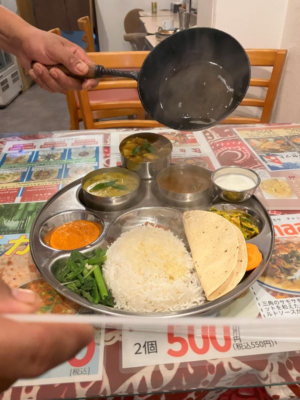 京都でダルバートを食べられるミニ・ネパールの料理でのギーをかける演出