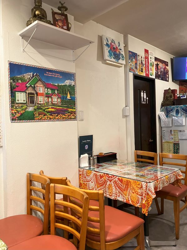 京都でダルバートを食べられるミニ・ネパールの内装