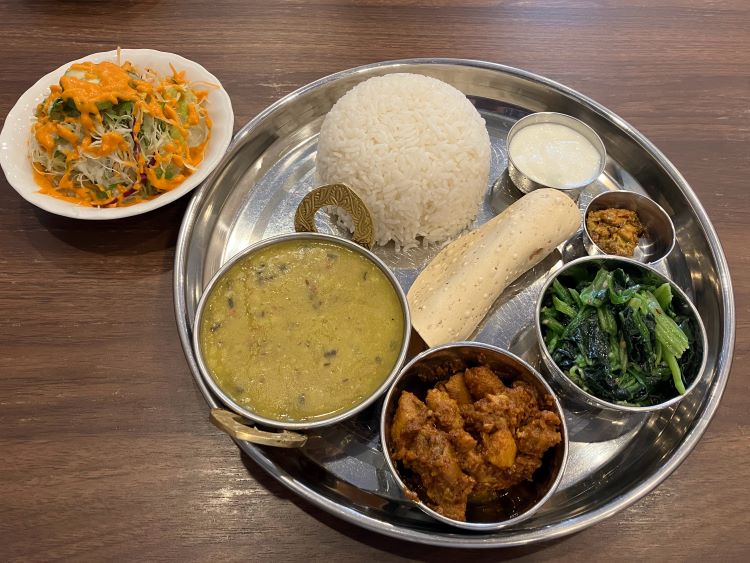 京都でダルバートを食べられるニュータージマハル エベレストの料理