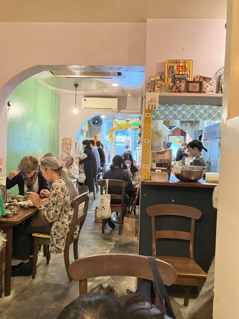 京都でミールスを食べられるタルカの内装