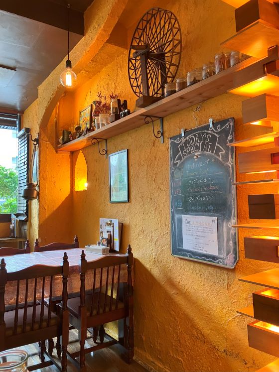 京都でミールスを食べられるThilagaの内装