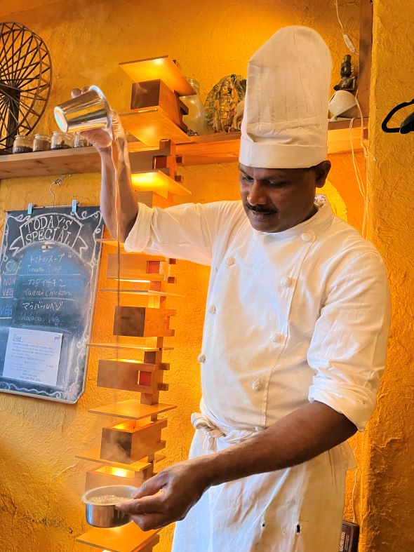 チャイを頼むと行われるパフォーマンス