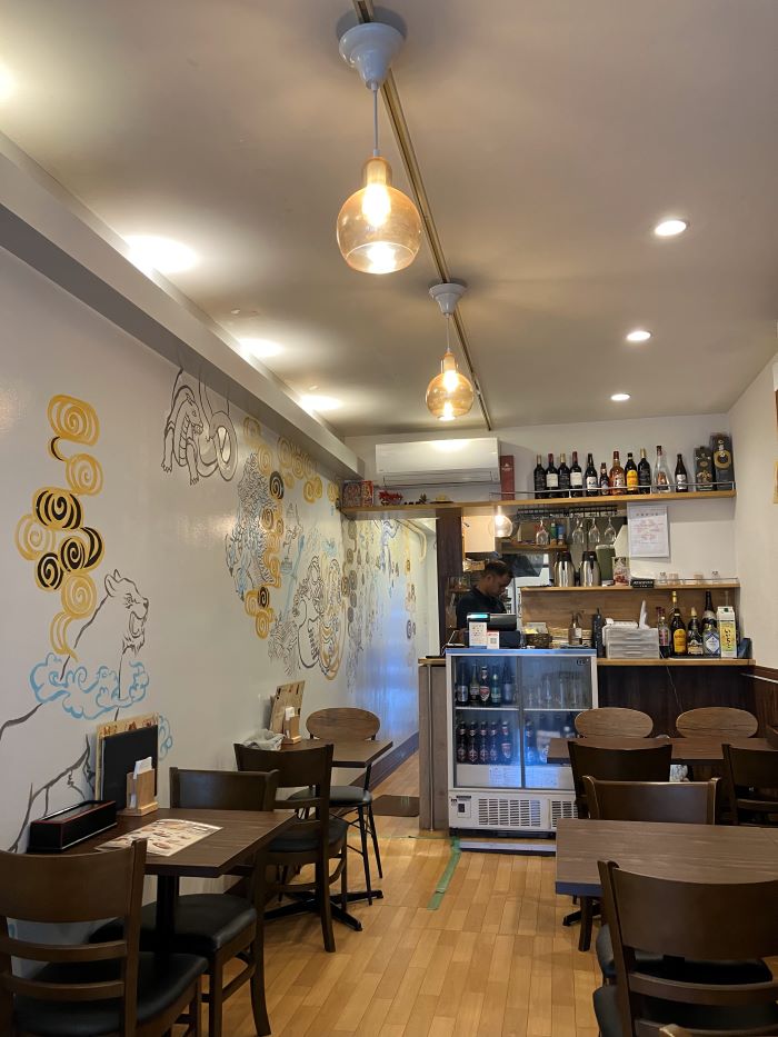 京都でダルバートを食べられるマハルの内装