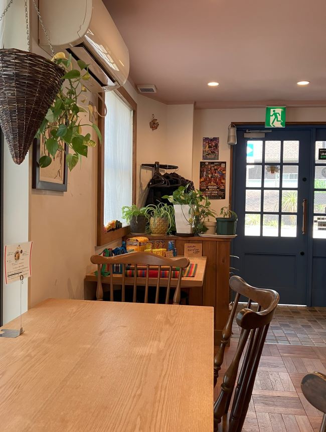 京都でライス&カリーを食べられるクルンドゥの内装