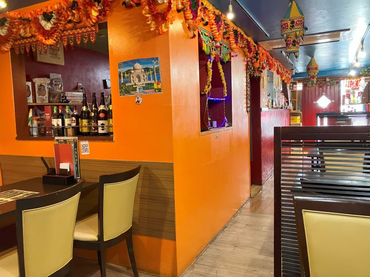 京都でダルバートを食べられるポカラダイニングの内装