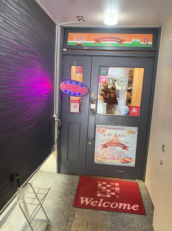 京都でダルバートを食べられるタージマハルエベレスト烏丸御池店の入口