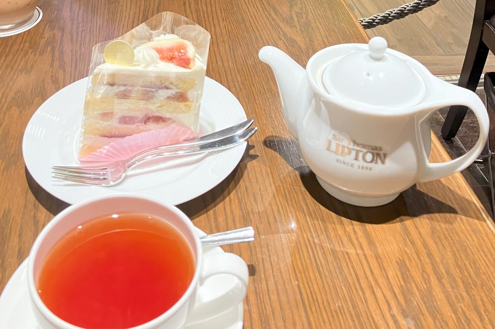 京都　Sir Thomas LIPTONポルタ店のデザート、紅茶（ポット入り）