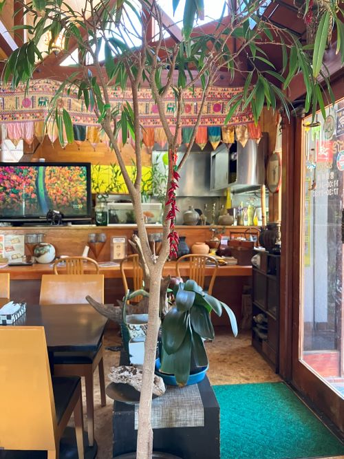 京都でターリーを食べられるRAJU山科店の内装