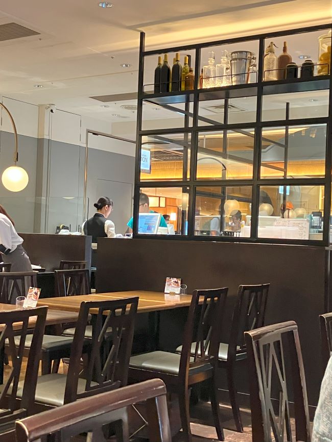 京都で6～9月にライス&カリーを食べられるSir Thomas LIPTONポルタ店の内装