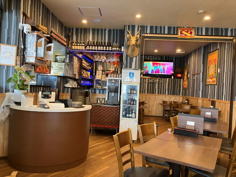 京都でダルバートを食べられるナマステ ダウラギリ泉涌寺店の内装