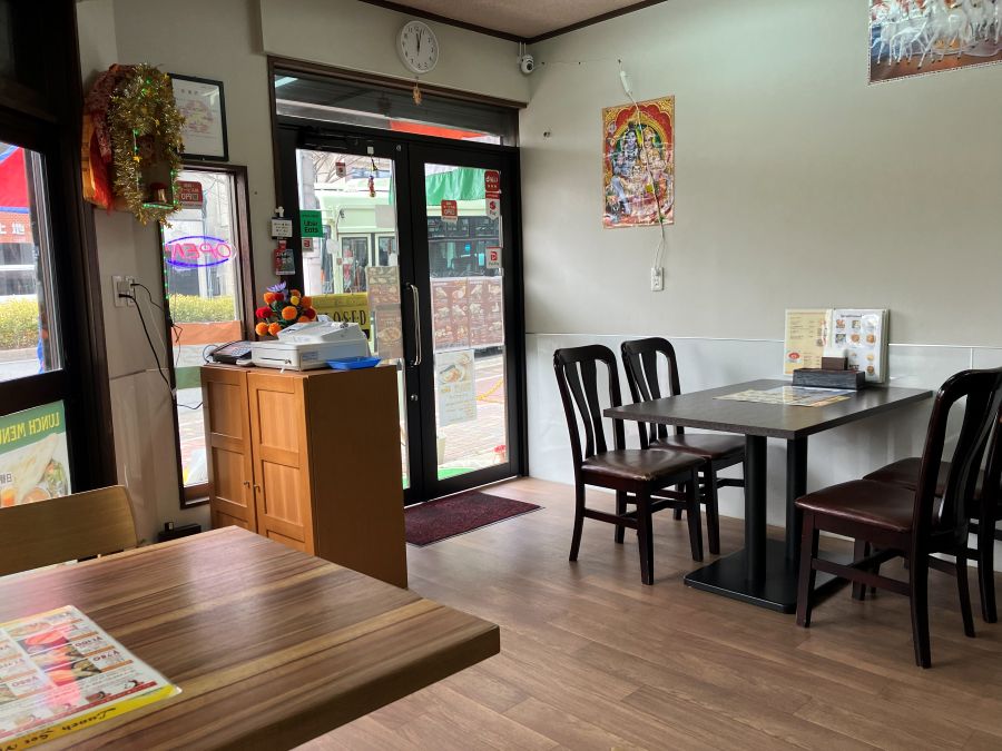 京都でダルバートを食べられるニューアナミカの内装